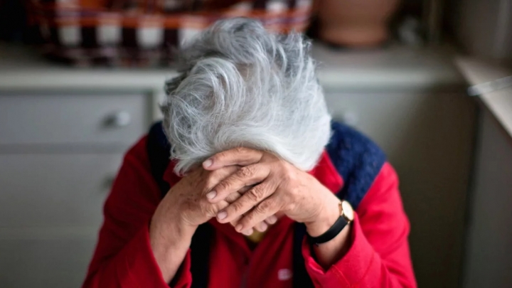 Jauns naudas izkrāpšanas veids bezkaunīgi nežēlīgā veidā. Pensionāriem jāuzmanās pat no saviem bērniem