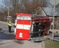 Nācija ņirgājas par ugunsdzēsēju apgāzto auto un par pašiem gulbeniešiem