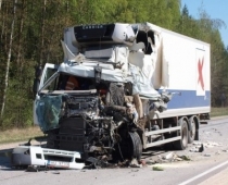 AVĀRIJAS FOTO: MAXIMAS furgona šoferis smagā stāvoklī slimnīcā