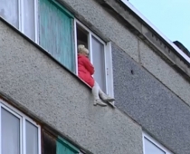 Traka sieviete draud uzspridzināt māju Vangažos un izlekt pa logu - VIDEO