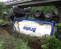 Pienvedēja piedzīvojumi. No tilta nogāžas auto - VIDEO